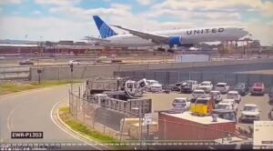 Un vuelo de United chocó contra un poste de luz y un camión mientras aterrizaba en el aeropuerto de Newark