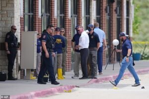 Dos personas murieron a tiros y otras tres resultaron heridas después de que un hombre armado abriera fuego en un centro comercial de Texas