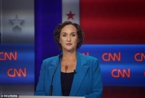 Katie Porter sin filtrar se duplica mientras critica a su oponente republicano como un ‘vaquero de cupcakes’