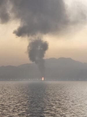 Estados Unidos lanza ataques a medianoche contra un importante puerto petrolero iraní en represalia por un ataque naval mientras Trump insiste en mantener el alto el fuego.