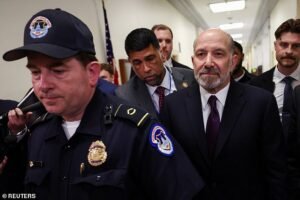 Miembro del gabinete de Trump revela detalles ‘inquietantes’ sobre el almuerzo de Epstein en la isla mientras los legisladores lo interrogan