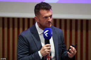 El candidato reformista pidió la prohibición electoral de los musulmanes y saludó a ‘Sir Tommy Robinson’
