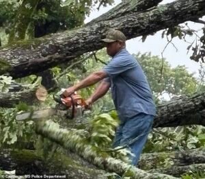 Los huracanes en Mississippi causaron grandes daños: se arrancaron techos y se destruyeron estructuras enteras.