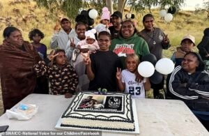 El hermano del pequeño Kumanjayi celebra su primer cumpleaños sin su hermana