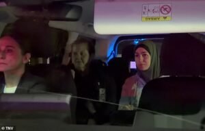 Una novia de ISIS es escoltada desde el aeropuerto de Sydney hasta una comisaría de policía donde se espera que la acusen, mientras un grupo en el aeropuerto de Melbourne pasa por la aduana y los guardaespaldas los esperan.