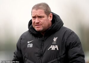 La familia del ex entrenador del Liverpool Women, Matt Beard, ha revelado el desgarrador mensaje de texto final que envió antes de ahorcarse en su casa tras ser ‘amenazado’ por su antiguo club, el Burnley.