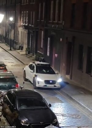 Waymo ‘se vuelve rebelde’: el coche autónomo despierta a los residentes a las 4 de la mañana cuando se queda atascado en las calles de Londres tres veces en una semana
