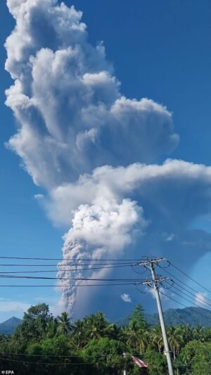 Tres escaladores murieron en la erupción del volcán Indonesia después de ignorar las señales de advertencia