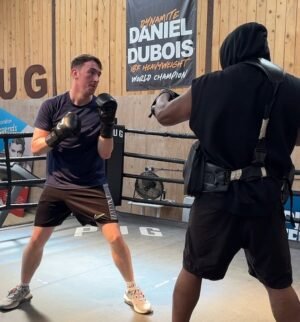 ¡Entré como Daniel Dubois! Observe a su entrenador Dan Charles poner a prueba el Daily Mail Sport, con la ayuda del entrenador Muhammad Ali