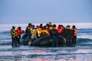 Los inmigrantes se enfrentan a una trampa mortal al cruzar el Canal de la Mancha mientras la policía francesa observa y no hace nada de nuevo: los cruces en pequeñas embarcaciones alcanzarán los 200.000