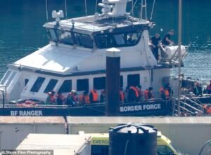 Sue Reid: Momento en que el migrante británico número 200.000 del Canal aterriza en Dover después de “sacar un bote de goma”