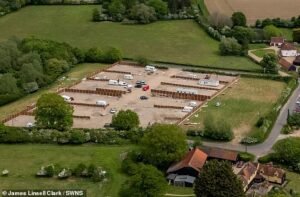 Los viajeros planean una segunda apropiación ilegal de tierras en la aldea de Essex: una familia que arrasó el campo con topadoras en Surrey compró una granja por £150.000