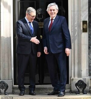 Keir Starr le ha otorgado a Gordon Brown el puesto más alto mientras los parlamentarios laboristas exigen un calendario para su renuncia mientras el primer ministro intenta desesperadamente restablecer su cargo de primer ministro.