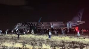 Un vuelo de Frontier Airlines con 231 personas a bordo durante el despegue provoca un deslizamiento que mata a un peatón en la pista durante una evacuación.