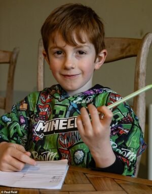 La ira de una madre cuando a un niño de siete años, que poco a poco se está quedando ciego, se le niega la ayuda de un experto porque asiste a una escuela privada.