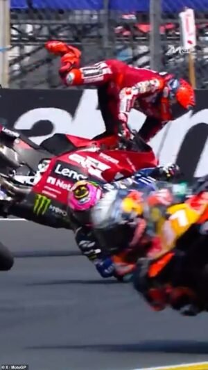 Momento El piloto de motos Marc Márquez sufre una espectacular voltereta en Moto GP tras romperse una pierna tras salir despedido de la moto