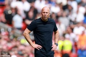 Cinco cosas que Arne Slott debe hacer para arreglar al Liverpool y recuperar a los fanáticos: dejar de jugar al fútbol aburrido, fortalecer la posición problemática y disculparse