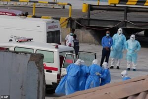 Esfuerzos para repatriar a los australianos en un crucero afectado por hantavirus después de un brote mortal