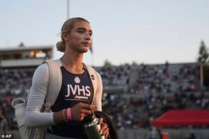 Las devastadas estrellas del atletismo femenino hablan sobre el tercer año consecutivo de competencia contra competidoras trans mientras Gavin Newsom enfrenta más reacciones violentas por la crisis del Título IX