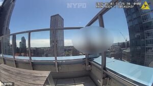 Un policía valiente salva a una mujer de la muerte mientras colgaba del borde de un rascacielos de la ciudad de Nueva York