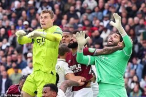 ¿Llamada del VAR que le dio el título al Arsenal? El empate del West Ham en el tiempo adicional fue anulado después de una larga revisión por una falta sobre David Raya en el momento más dramático de la temporada.