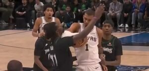 Victor Vembanyama fue expulsado después de darle un codazo a un oponente en la garganta durante un gran enfrentamiento de los playoffs de la NBA.
