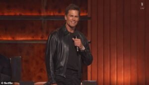 El frenético Tom Brady coquetea con la esposa de Kevin Hart después de regresar a Netflix Roast… dos años después de su propio programa de terror