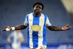 La estrella de Huddersfield, de 21 años, está atrayendo comparaciones con Jeremy Doku con equipos de la Premier League y los mejores clubes escoceses.