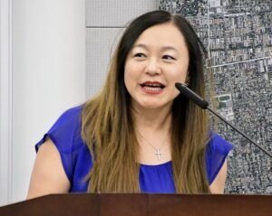La alcaldesa de California admite ser una espía secreta para China… y se ve muy diferente a su foto original retocada con Photoshop.