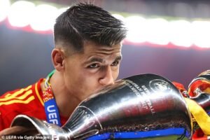 España tomó el hacha y eliminó al capitán ganador de la Eurocopa, Álvaro Morata, y a la estrella del Real Madrid de su lista larga de equipos para la Copa del Mundo; según se informa, la ex estrella del Chelsea ni siquiera está entre los 55 mejores jugadores del país.