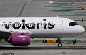 Una mujer murió repentinamente en un vuelo con destino a Chicago que realizó un aterrizaje de emergencia