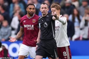El momento en que el árbitro confundió al VAR durante la controvertida decisión de anular el empate del West Ham en el tiempo de descuento contra el Arsenal, se reveló el audio completo del incidente más dramático de la temporada.