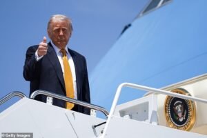 Trump viaja a China en el Air Force One sin Melania, mientras la lista muestra qué familias VIP y secretarios del gabinete lograron llegar, y quiénes no.