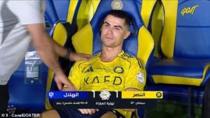El extraño gol en propia puerta de Cristiano Ronaldo en el minuto 98 trastornó la fiesta por el título de Al-Nasr después de que su prometida y su familia retrasaran su visualización: la estrella de 41 años se desplomó en el banquillo mientras espera su primer gran honor en Arabia Saudita.