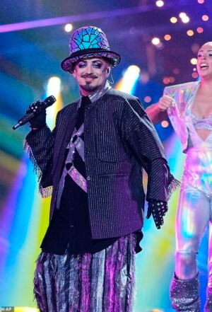 El cantante israelí de Eurovisión es abucheado por seguidores pro palestinos, pero aun así se clasificó durante la semifinal en vivo: Boy George se estrella