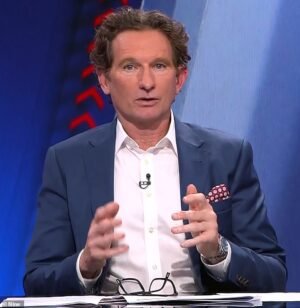 La leyenda del fútbol James Hird fue trasladado de urgencia al hospital y sometido a anestesia general después de un problema de salud mientras filmaba para Channel Nine.
