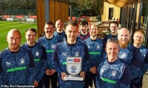 El entrenador de Southampton y el misterio del detective desaparecido: la diferencia en las fotos del premio al entrenador del mes plantea nuevas preguntas mientras es eliminado de la final del play-off de £ 200 millones
