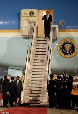 Trump sonríe y agita los puños mientras es recibido por 300 niños chinos que ondean banderas estadounidenses mientras se prepara para reunirse con Xi en medio de las tensiones con Irán.