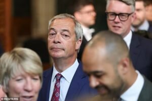 Nigel Farage se enfrenta a una investigación sobre las normas de la Cámara de los Comunes sobre una donación de 5 millones de libras de un donante, mientras el líder reformista promete “resolver el problema de una vez por todas”.