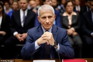 Los espías de la CIA han acusado al Dr. Fauci de encubrir una fuga del laboratorio chino de Covid ‘inyectándose él mismo’ en una investigación ultrasecreta.