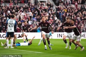 La ‘mala decisión del VAR’ envía la carrera por el título de la Premiership de Escocia al último día: Underdogs Hearts se enfurece por el ‘repugnante’ penalti del Celtic mientras prepara el choque del último día para poner fin a 41 años de espera por el ganador que no es Old Firm