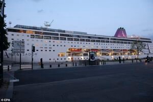 ‘Alguien estaba enfermo delante de mí… alguien más vomitó en cubierta’: los pasajeros describen escenas aterradoras en un crucero lleno de británicos afectado por norovirus mientras está varado cerca de Burdeos