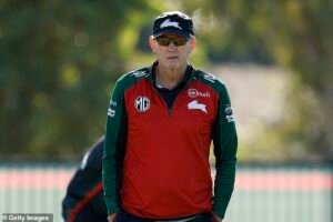 Por qué Wayne Bennett tuvo que perderse una reunión del equipo tras la muerte de uno de sus jugadores favoritos, Chris Phelan