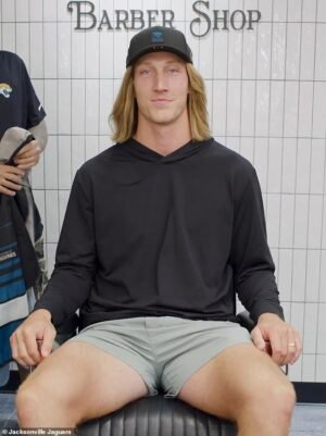 Los fanáticos se burlan del nuevo corte de pelo ‘brutal’ de Trevor Lawrence mientras abandona su apariencia icónica para el lanzamiento del calendario de los Jaguars