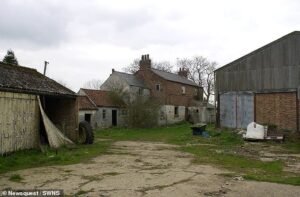 La granja de Tony Martin se puso a la venta por alrededor de £ 1,4 millones, teniendo en cuenta las ofertas de la infame granja donde mató a tiros a un intruso adolescente.