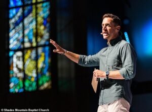 Una megaiglesia popular está en crisis tras la repentina salida de su pastor principal… en medio de rumores de crimen y sexo