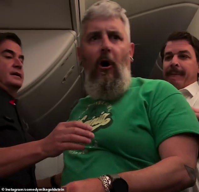 Pasajero de Qantas expulsado del avión y expulsado tras pelea con una azafata: ‘Compórtate’