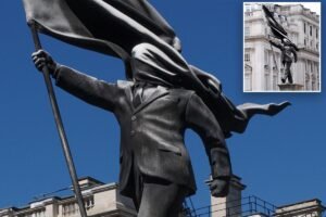 Banksy ha confirmado que la nueva estatua londinense de un hombre cegado por una bandera es suya