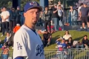 Blake Snell se avergüenza mientras suena una vieja canción de rap durante el inicio de la rehabilitación