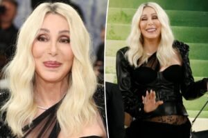 Cher con el tinte labial Pillow Talk de Charlotte Tilbury en la alfombra roja de la Met Gala 2026
